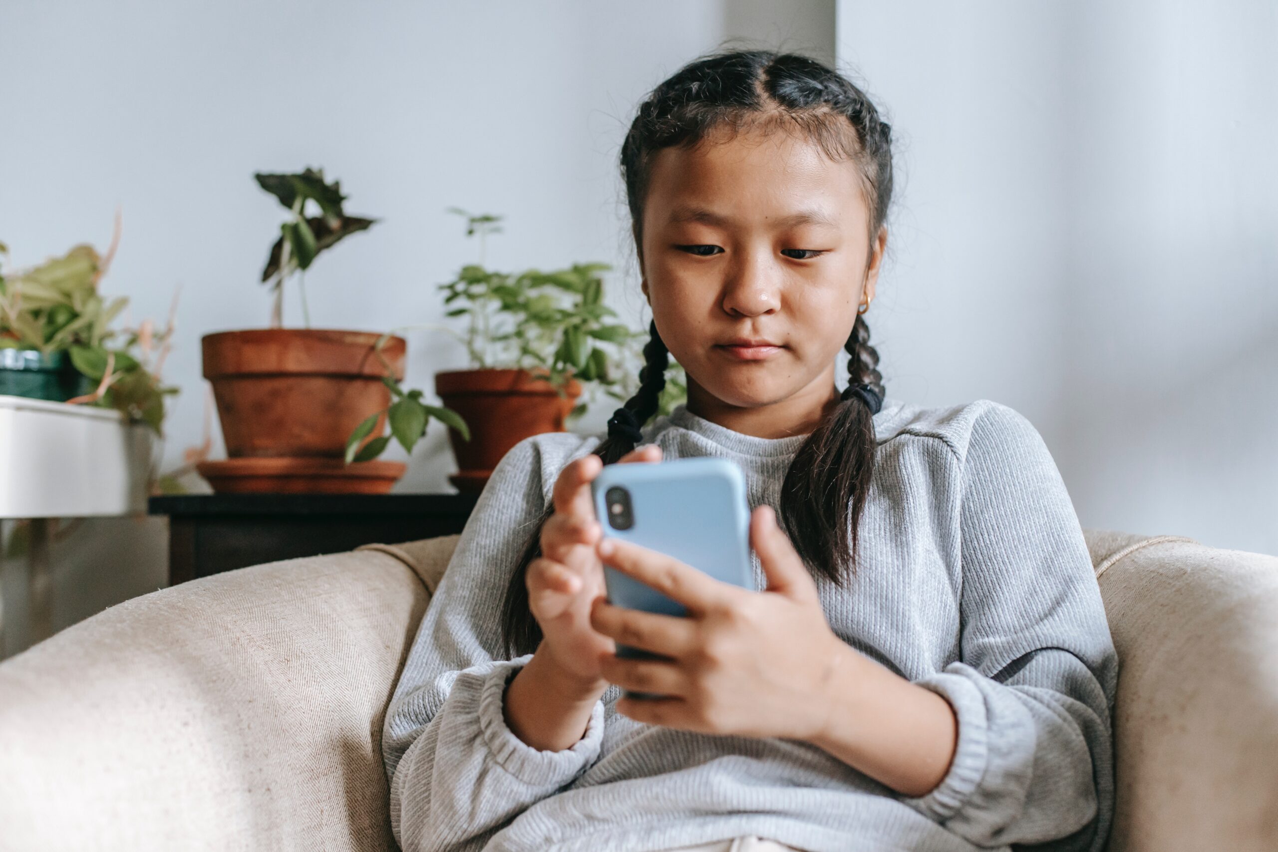 young_gitl_on_her_phone